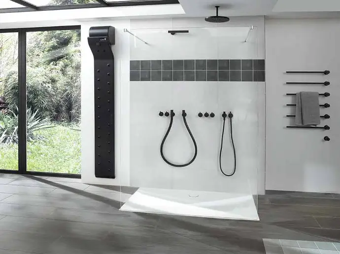 offene Dusche im Wellnessbreich mit Valiryo body dryer